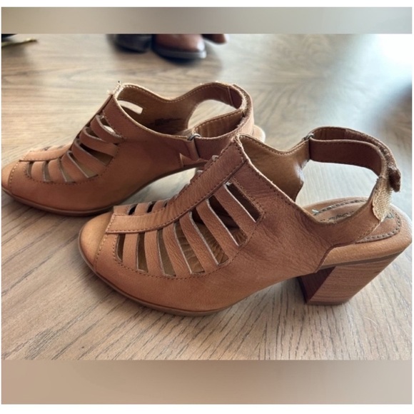 Montana tan Velcro strap block heel size 6M - Picture 2 of 7